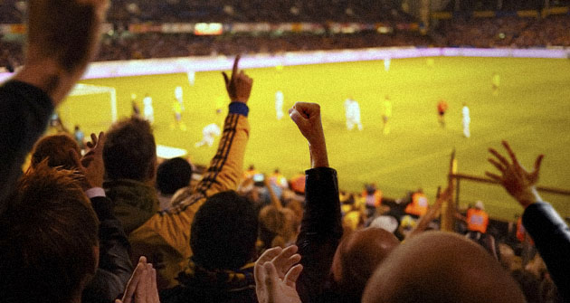 Torcedor do Tottenham é banido de estádio após arremesso de copo e suspeita de xingamentos racistas